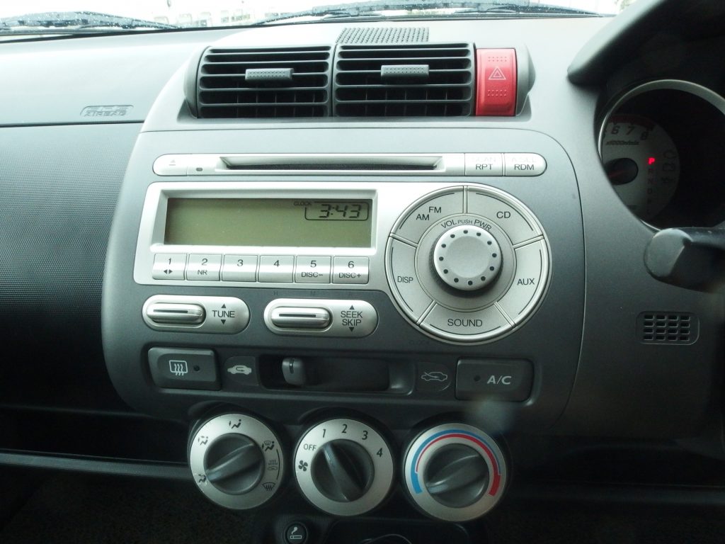 GD1 drivers can appreciate the simplicity of adjusting fan and aircon settings through knobs.